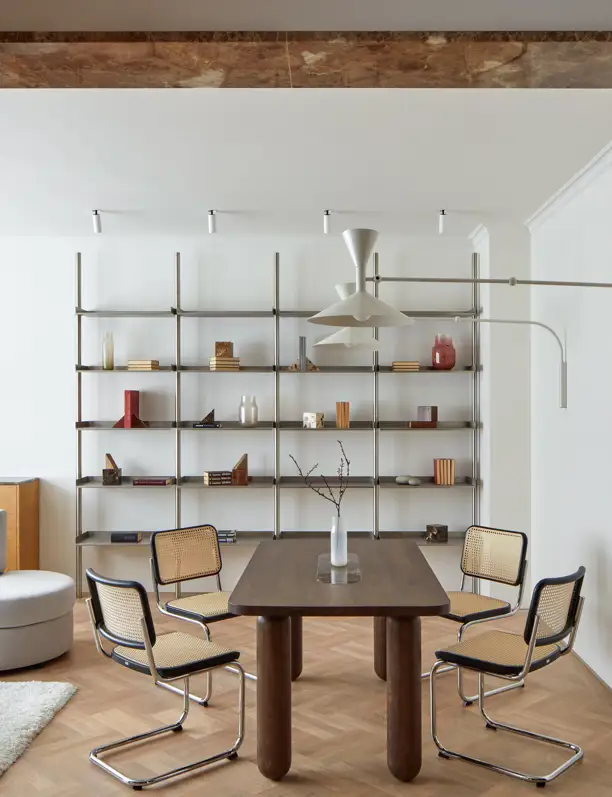 Lo que fue un lugar de trabajo para carniceros y charcuteros hoy alberga un apartamento lleno de buenas ideas, piezas con carácter y soluciones modernas
