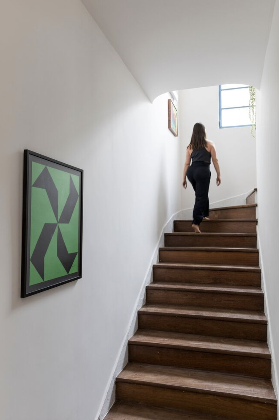 persona subiendo por una escalera de madera