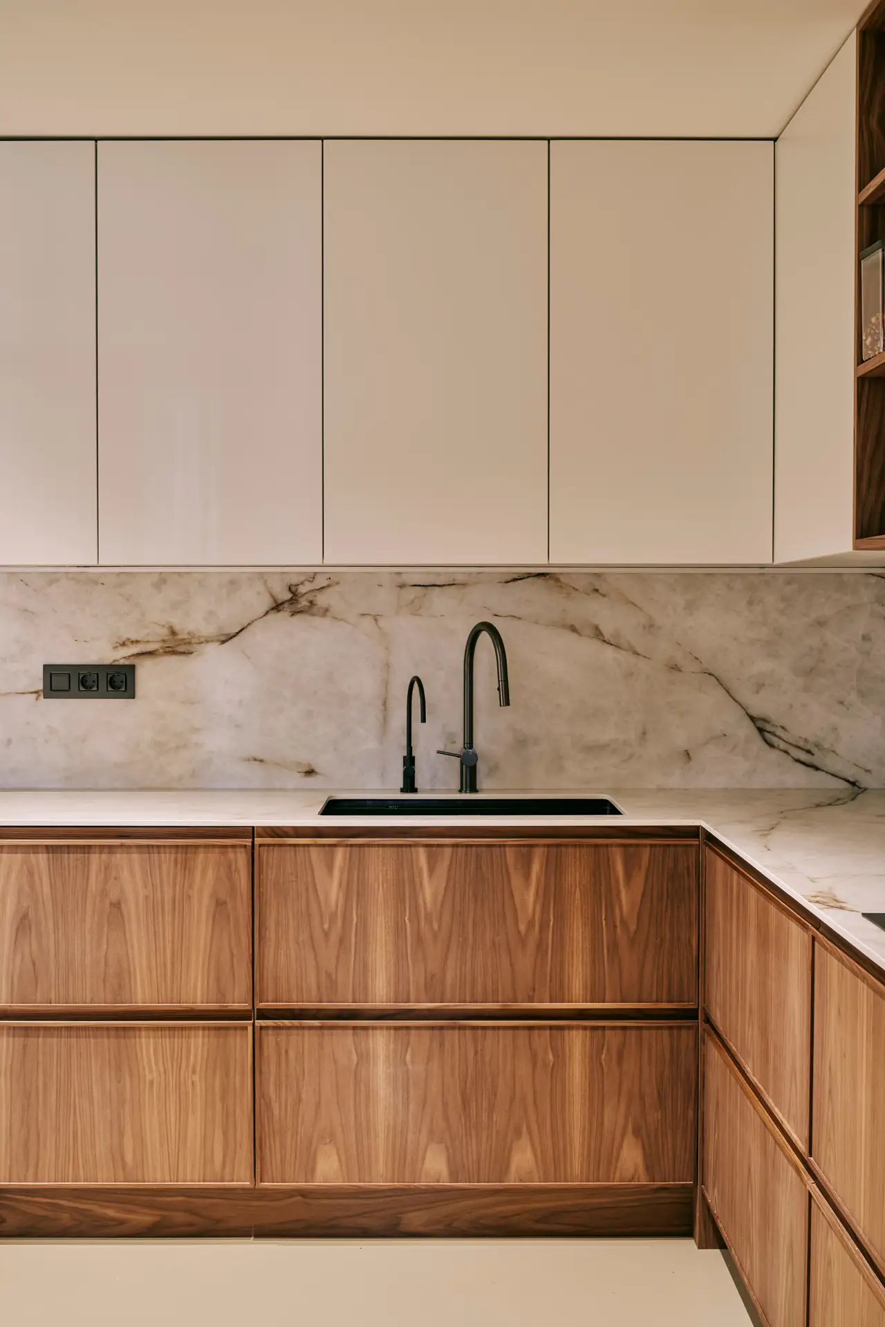 Cocina en madera con encimera y salpicadero de mármol en un ático en Barcelona. Proyecto: A Studio