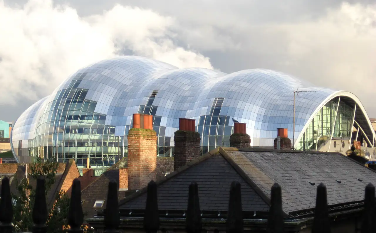 Fachada de vidrio del auditorio The Sage Gateshead, un proyecto de Norman Foster