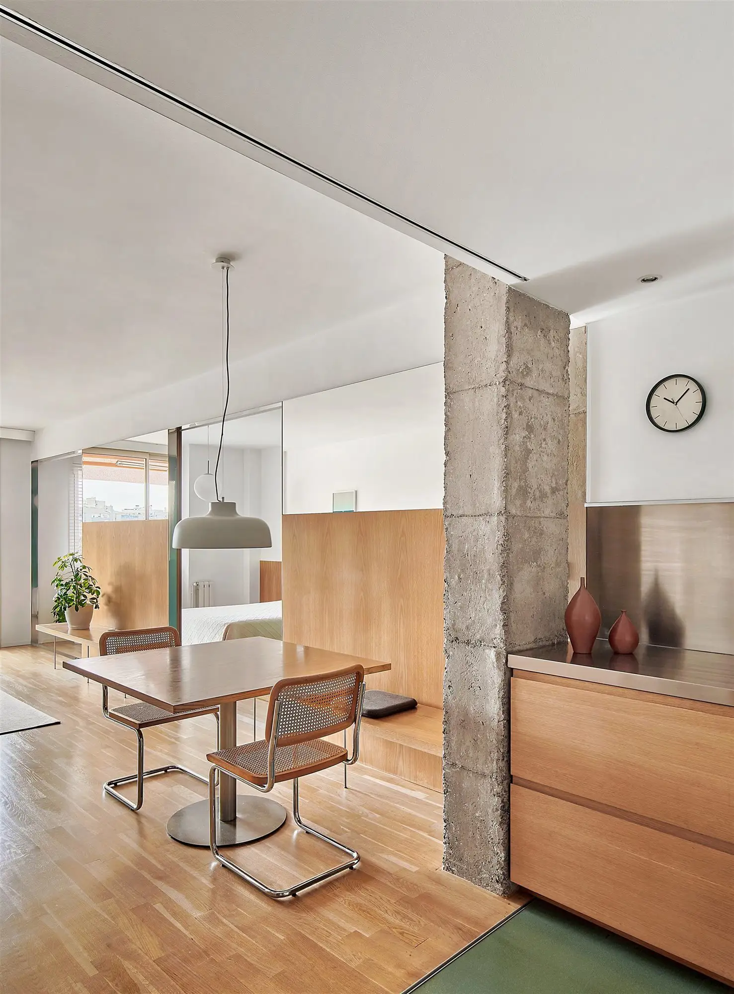 Una vivienda de estilo minimalista con acabados en acero, hormigón y madera