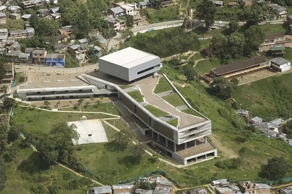 Colegio Santo Domingo Savio en Medellín, Colombia, un proyecto de Carlos Pardo