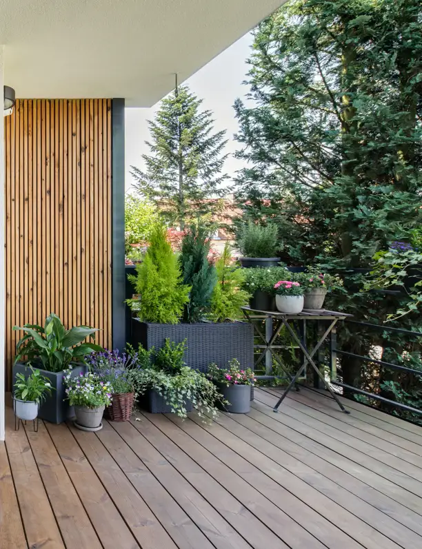 Así transformé mi balcón soso en un jardín moderno y lleno de vida: 6 claves del minimalismo aplicadas al exterior 