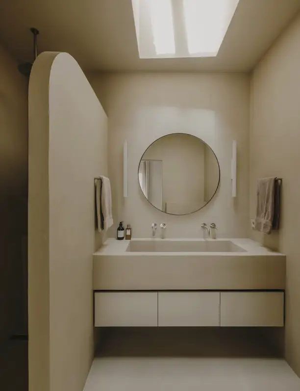 Despídete de las mamparas en el baño: la alternativa moderna y duradera que redefine la forma de separar los espacios