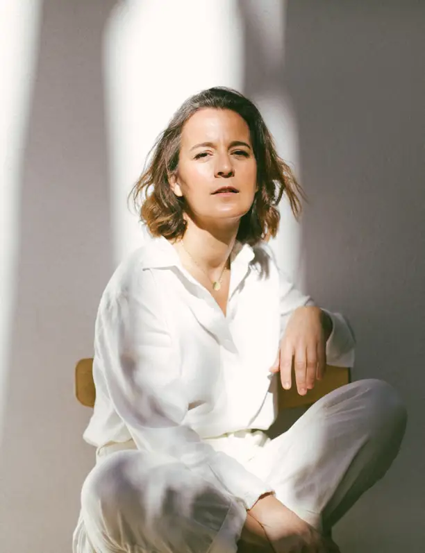 La interiorista Bárbara Aurell revela sus secretos para decorar el sofá: 6 ideas creativas con mantas, cojines y plaids para darle personalidad a tu salón