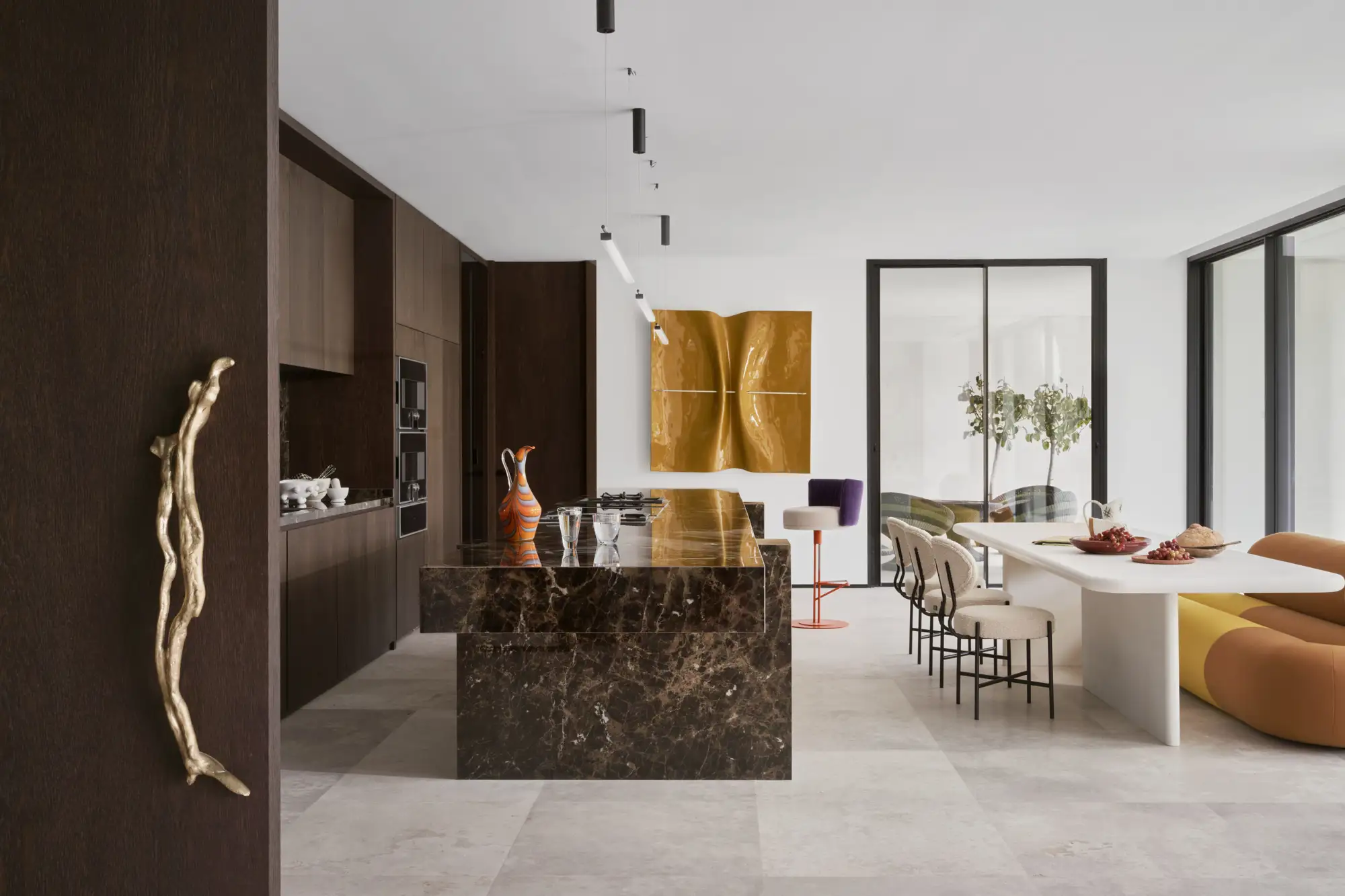 Cocina de madera y mármol