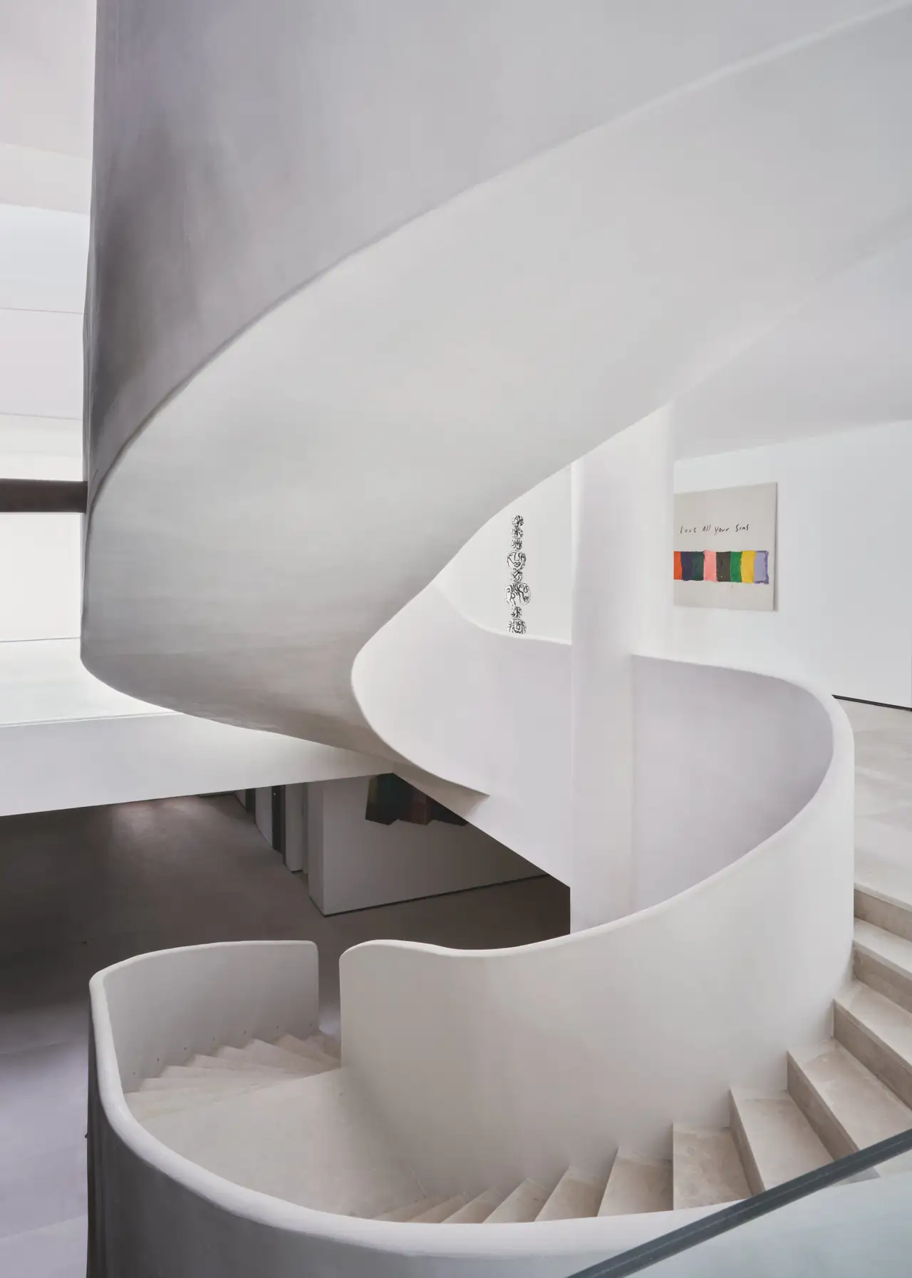 Escalera blanca de caracol