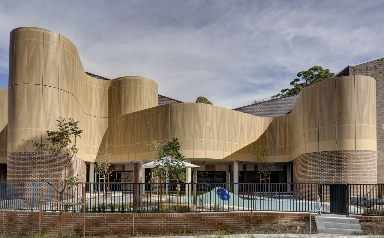 Fachada posterior del colegio público Darlington, galardonado como mejor edificio del año en el World Architecture Festival 2024. Proyecto: fjcstudio