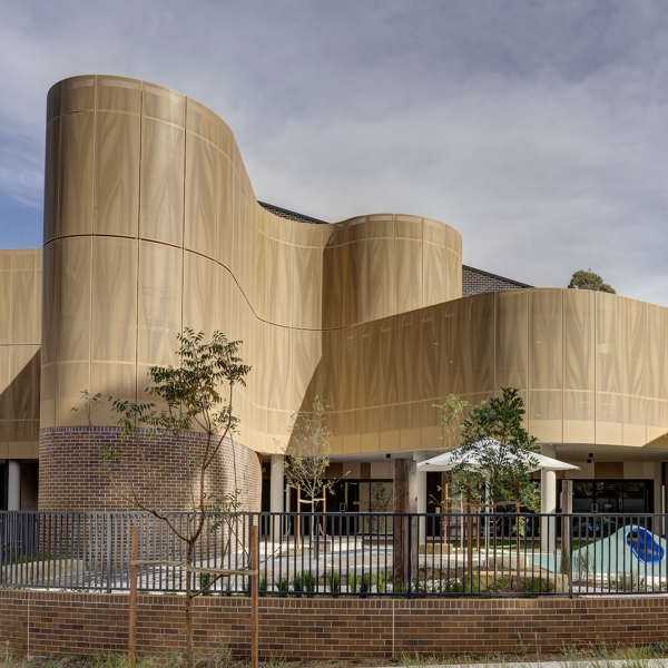 El mejor edificio del mundo en 2024 es un colegio público en Sídney donde el paisaje y el respeto por la cultura aborigen son claves