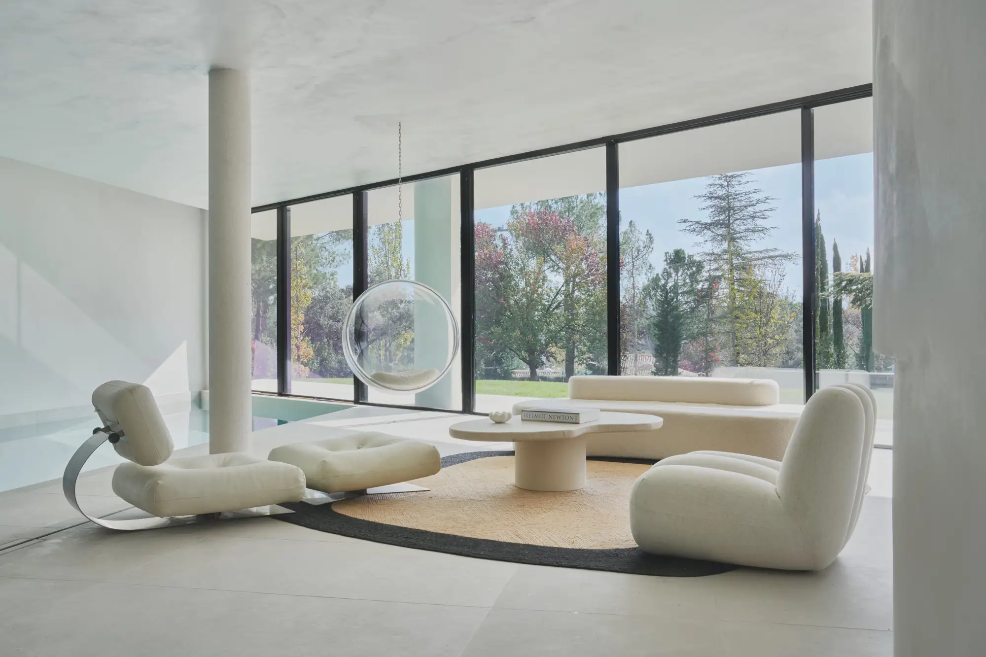 Salón blanco con luz natural 