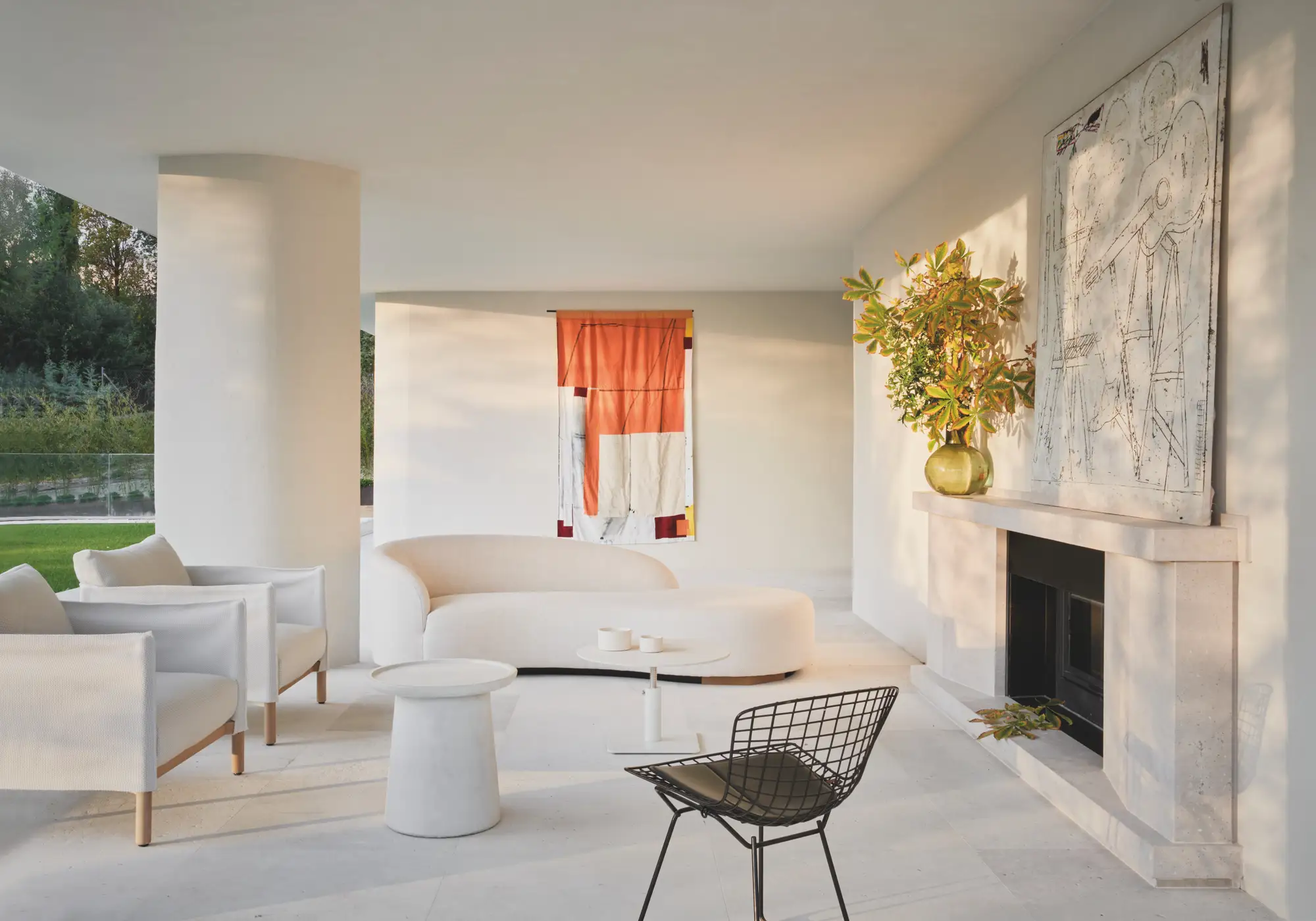 Salón exterior con chimenea