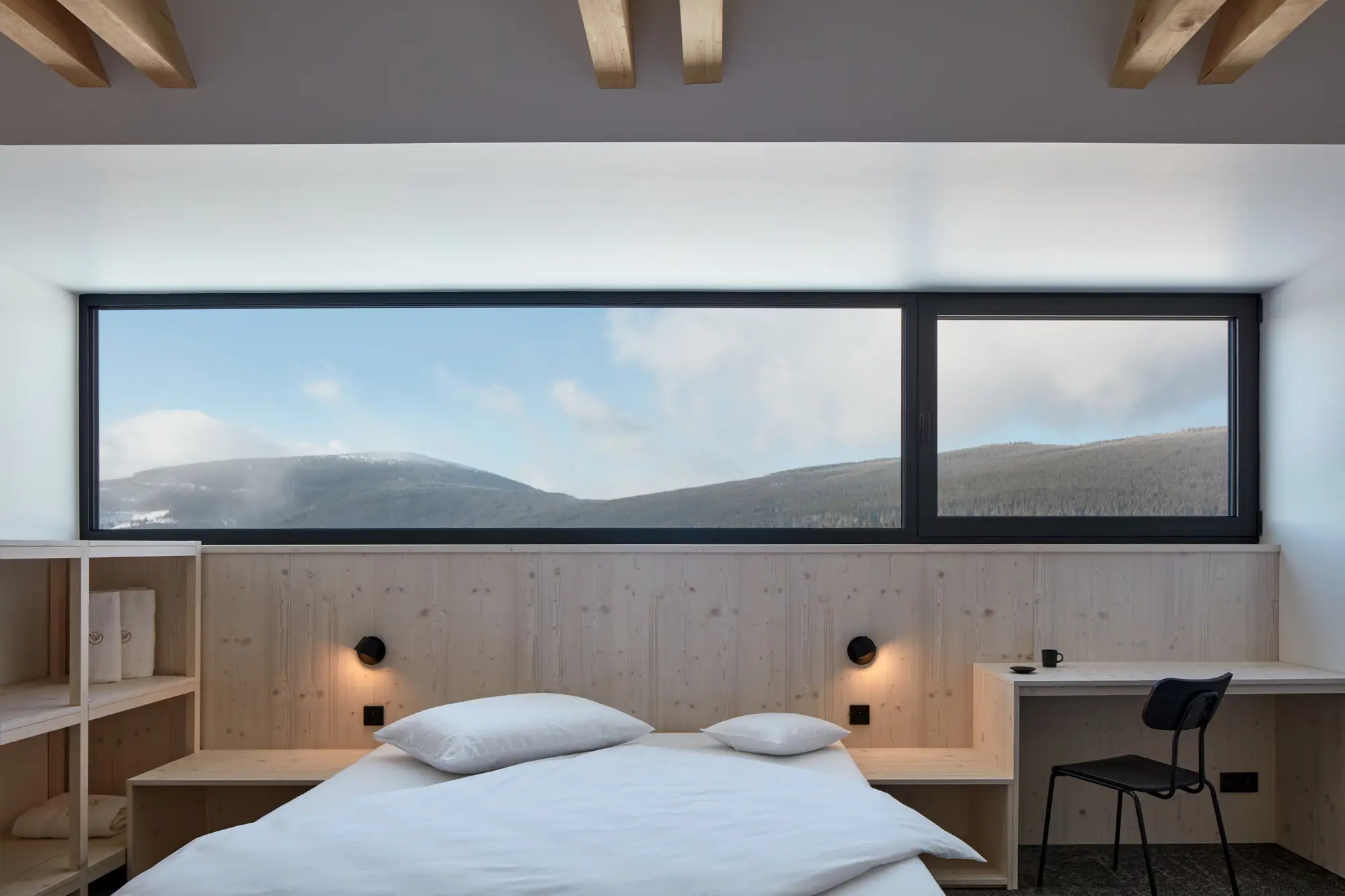 dormitorio ventana nieve milada cottage boysplaynice 20