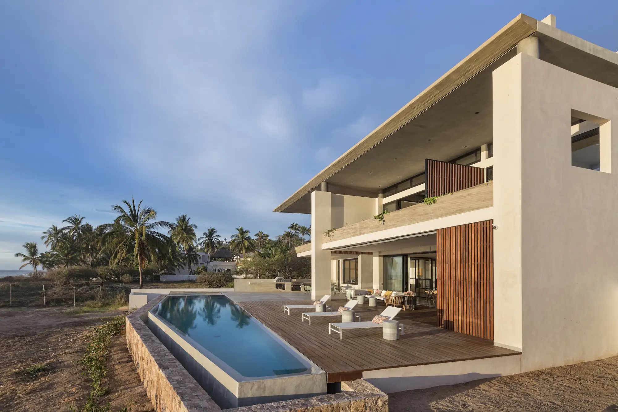 piscina en una casa de la playa