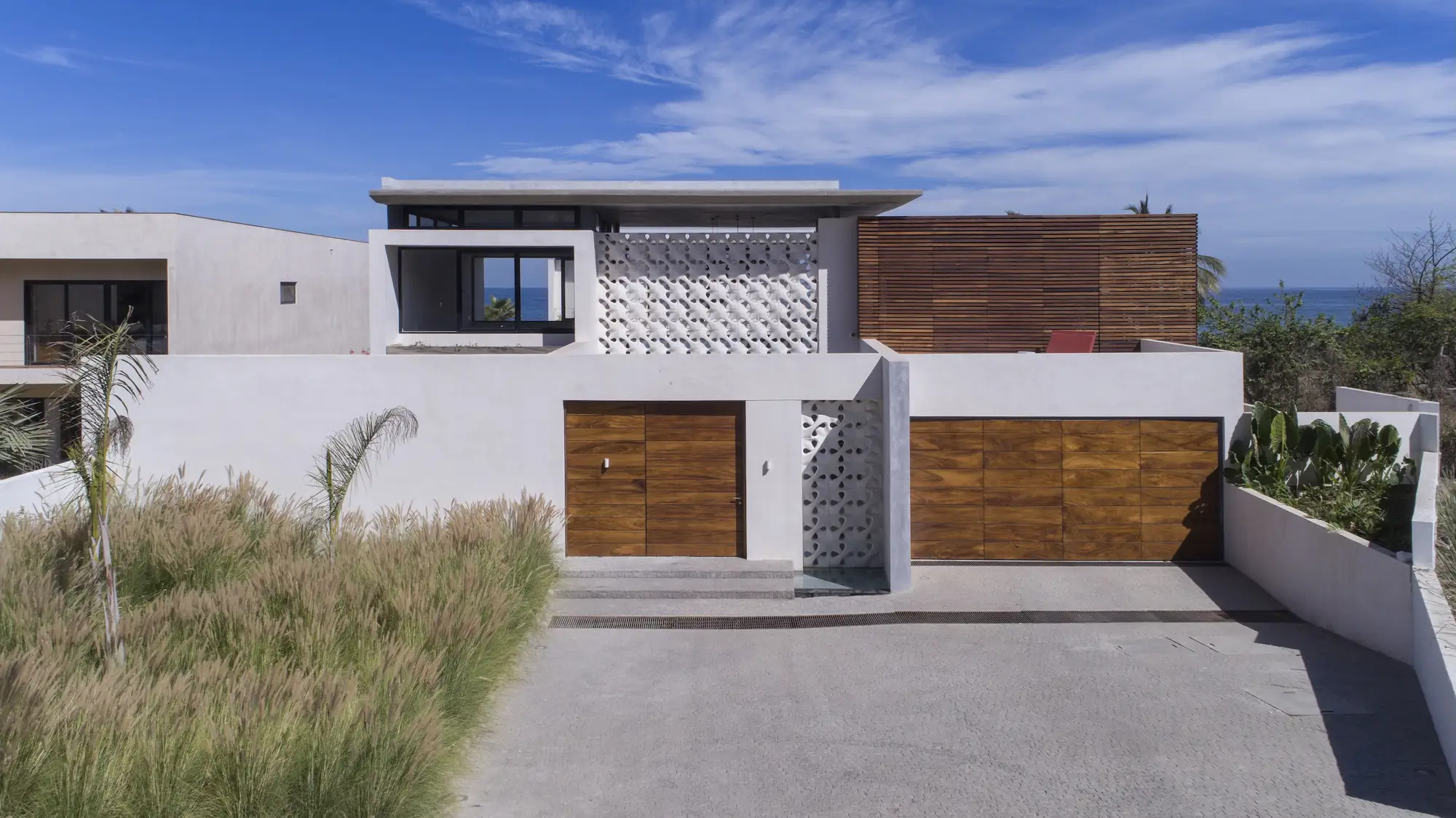 fachada blanca y de madera de una casa