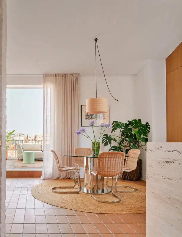Un refugio urbano con vistas: la transformación de un sobreático en el Eixample de Barcelona donde la ciudad se vive a cielo abierto