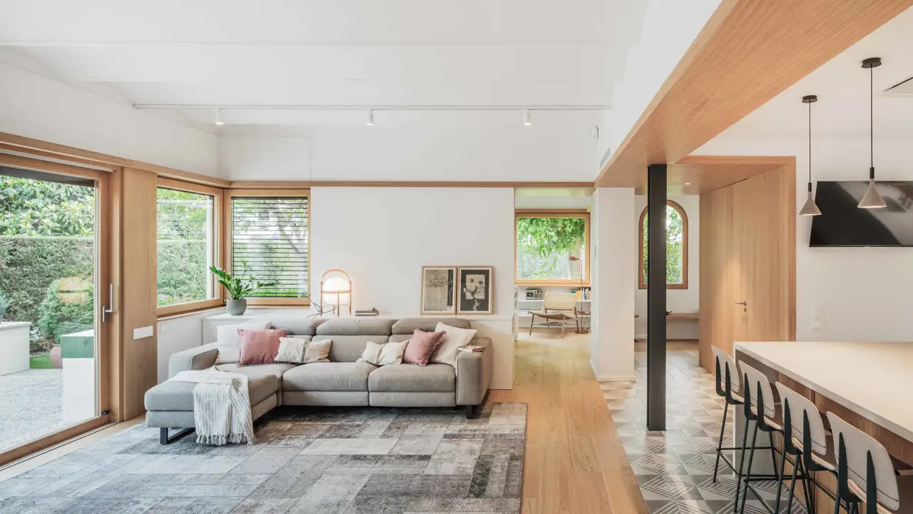 Zona de día abierta de espacios conectados en una vivienda en Olot, Girona. Proyecto: Espacios abiertos y conectados en una vivienda en Olot, Girona. Proyecto: Kuadrat Architects