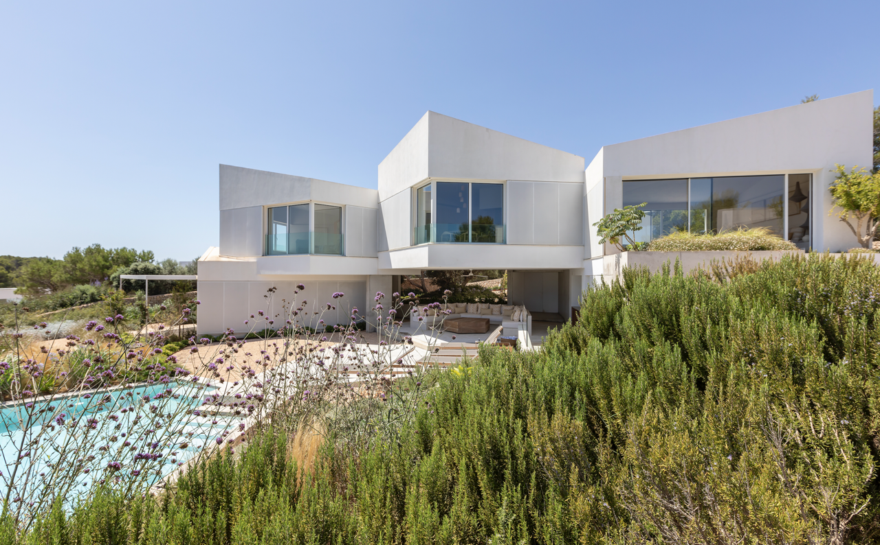 Vivienda en el norte de Menorca. Proyecto: Nomo Studio. Interiorismo: Trestrazos. Paisajismo: Ruth Baygual