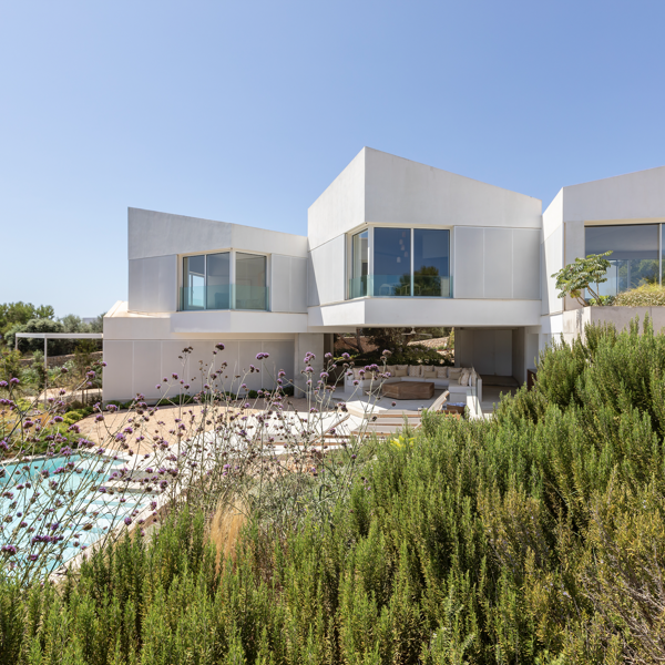 En Menorca, esta vivienda de estilo mediterráneo con interiores elegantes ofrece unas vistas espectaculares