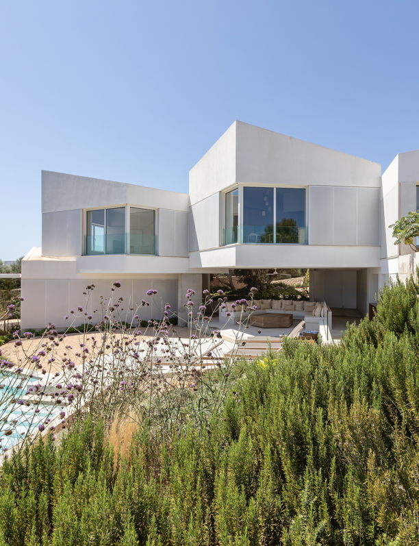 En Menorca, esta vivienda de estilo mediterráneo con interiores elegantes ofrece unas vistas espectaculares