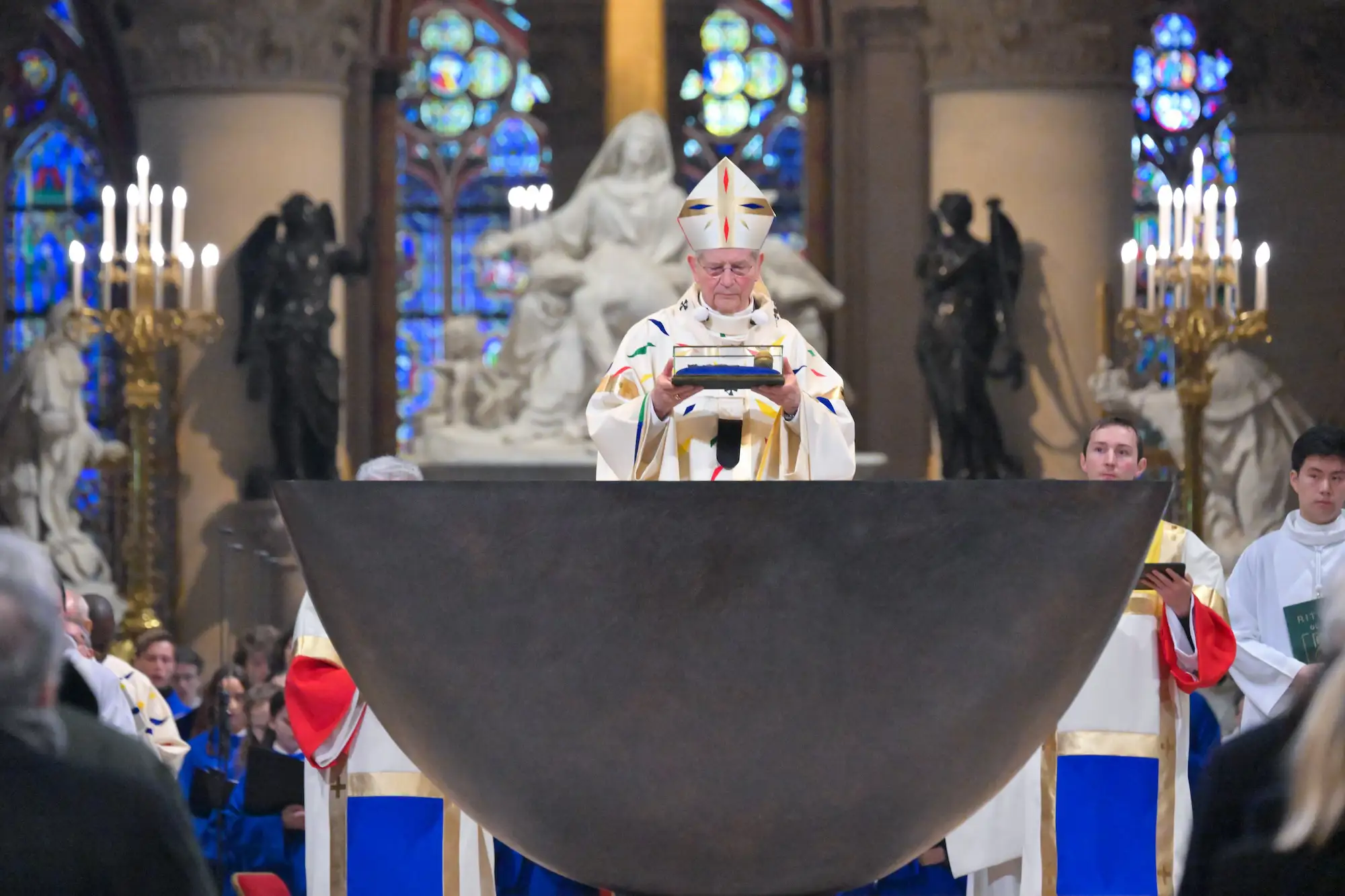 El altar de Guillaume Baurdet, todo un símbolo de la renovada Notre Dame.