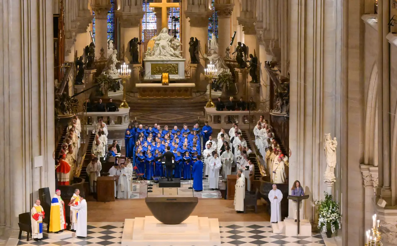 Notre Dame de París volvió a lucir sus mejores galas.