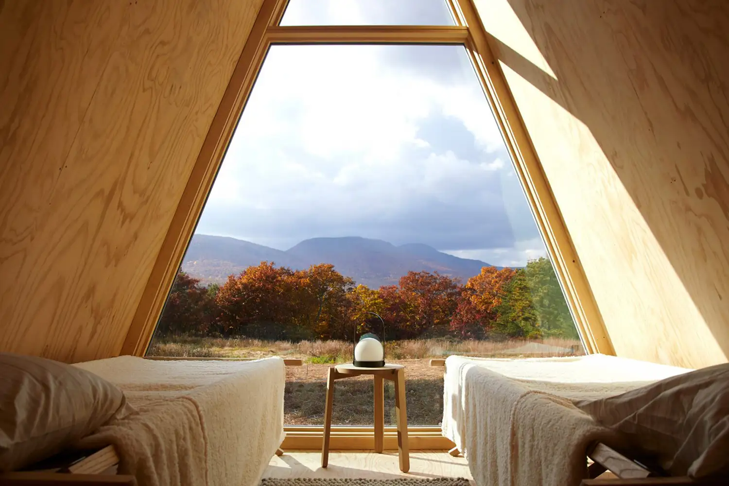 La ventana de suelo a techo ofrece una conexión inmediata con el paisaje, a la vez que el doble acristalamiento asegura un óptimo aislamiento.