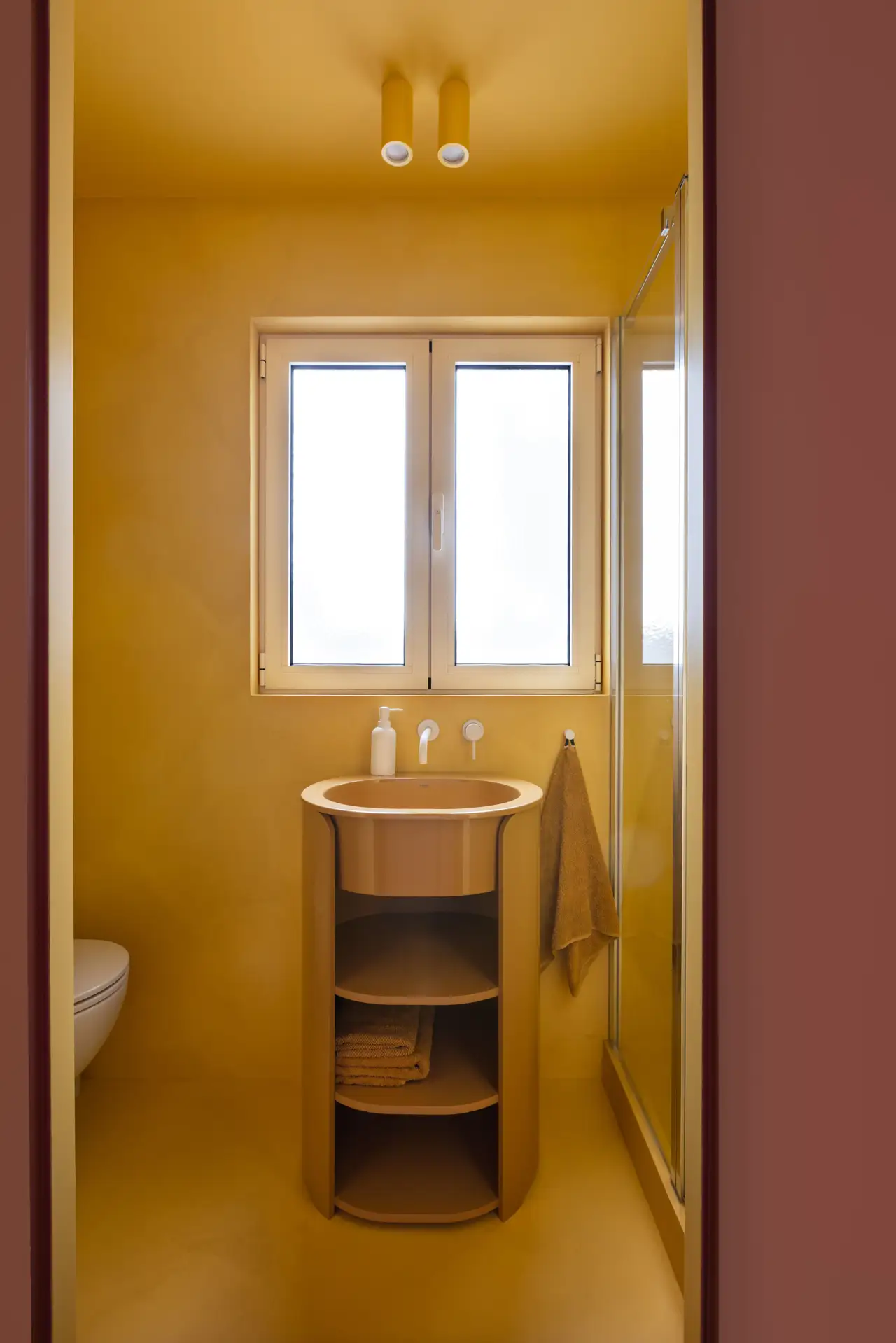 Baño amarillo casa M