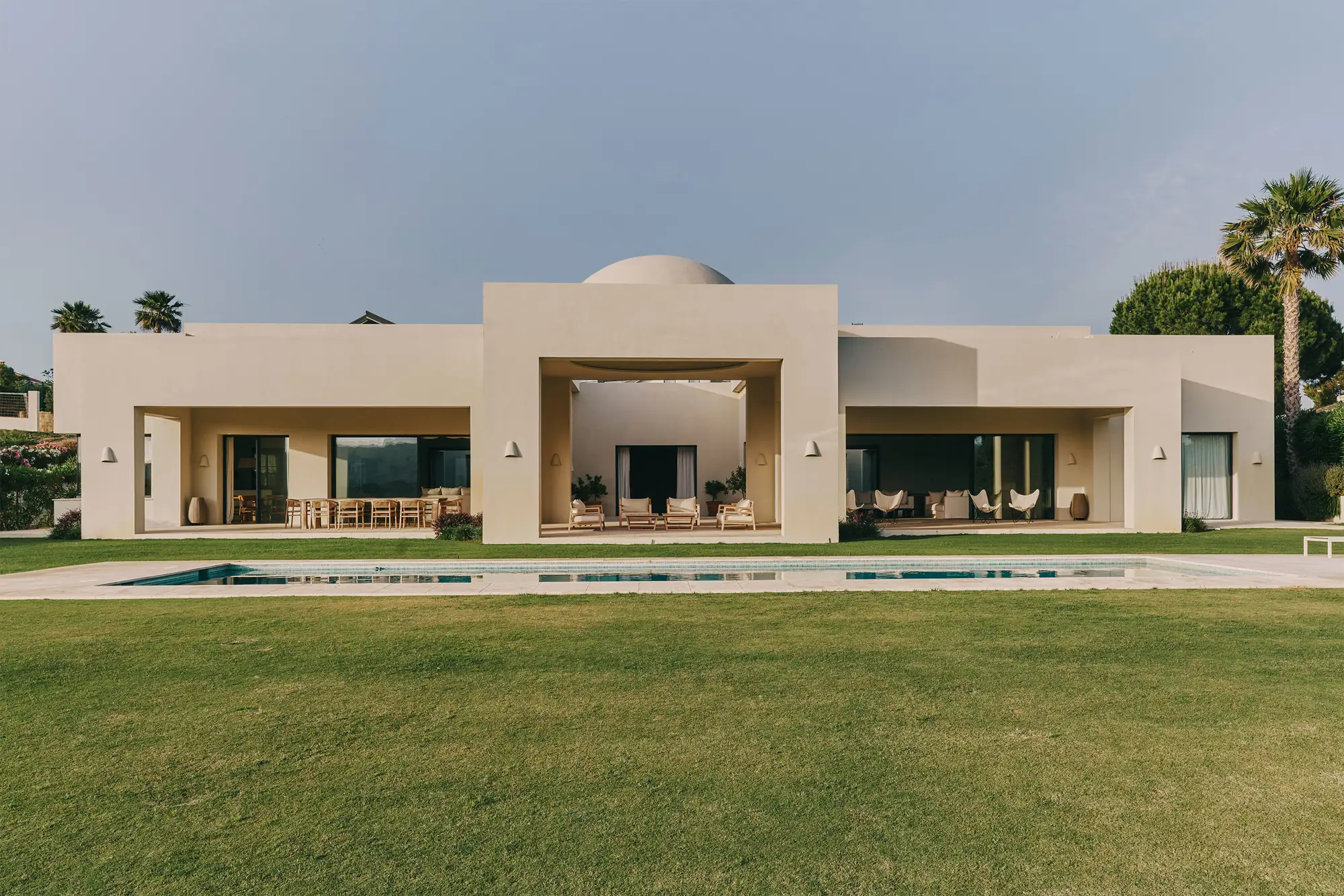 Casa tonos neutros exterior con piscina