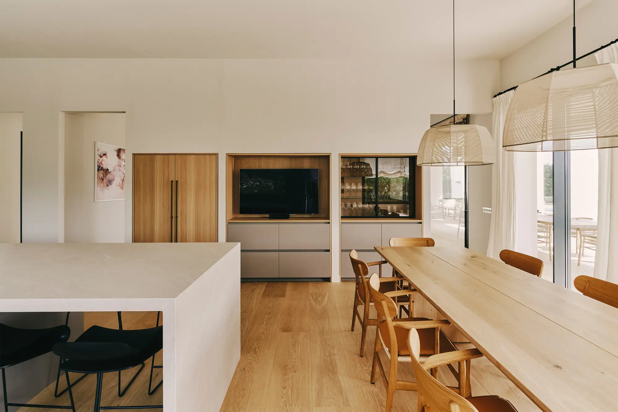 Cocina en tonos neutros y madera