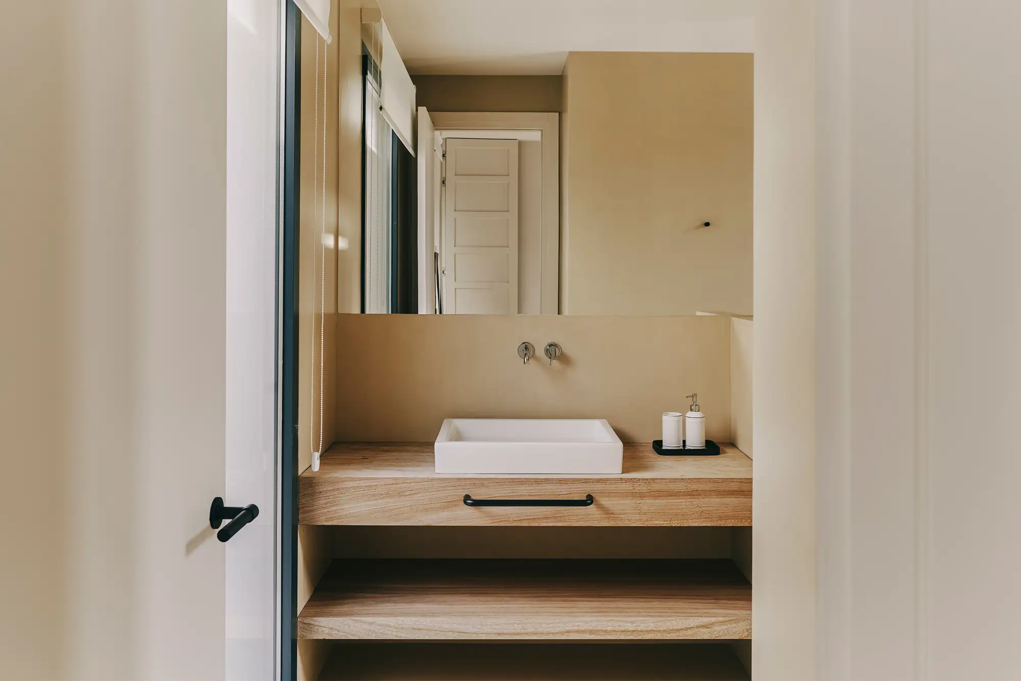 Madera también en el baño