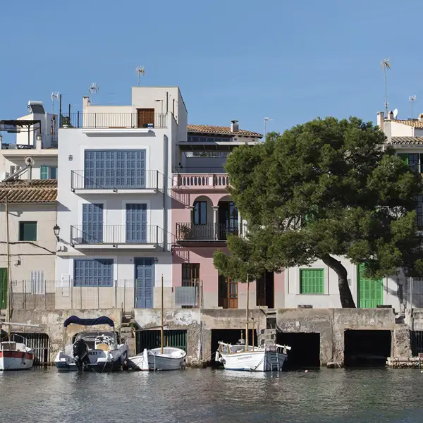 La casa rosa en la isla bonita: icónico exterior e interiores sosegados 