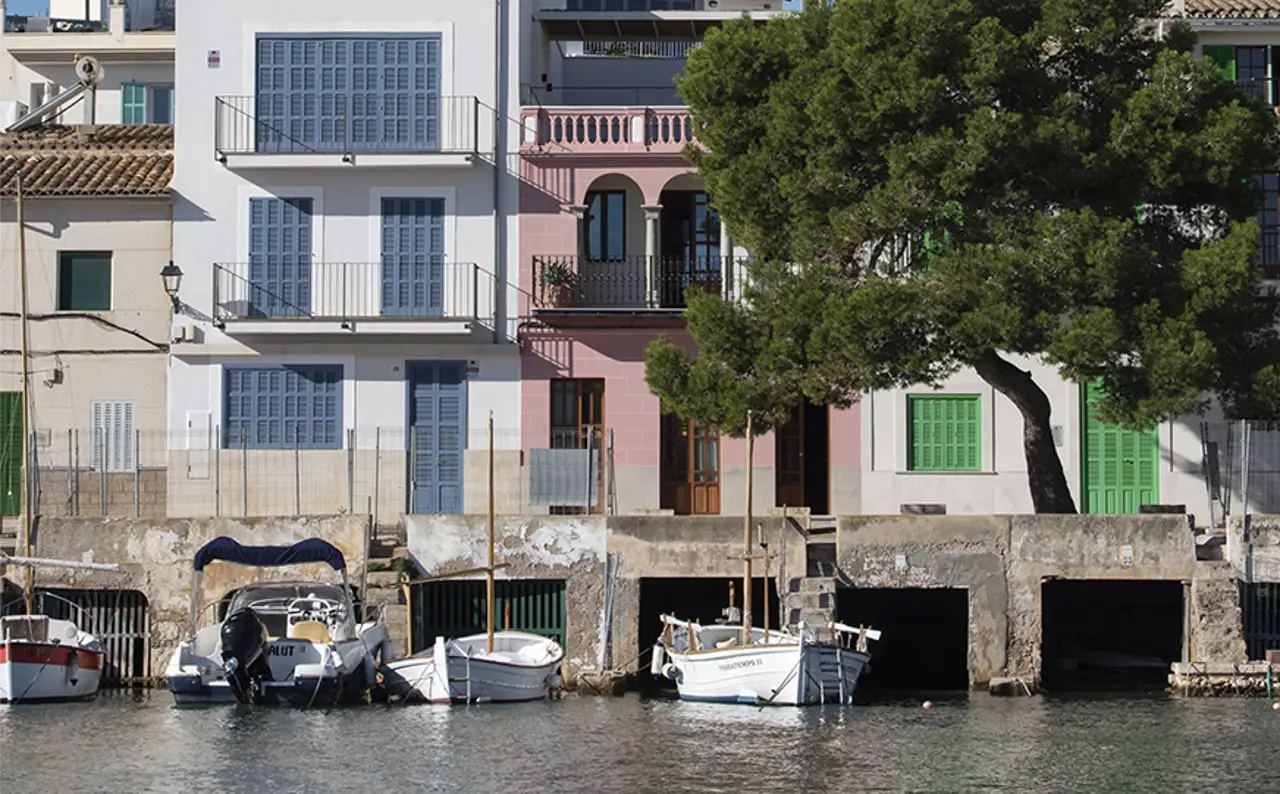 La casa rosa en la isla bonita: icónico exterior e interiores sosegados 