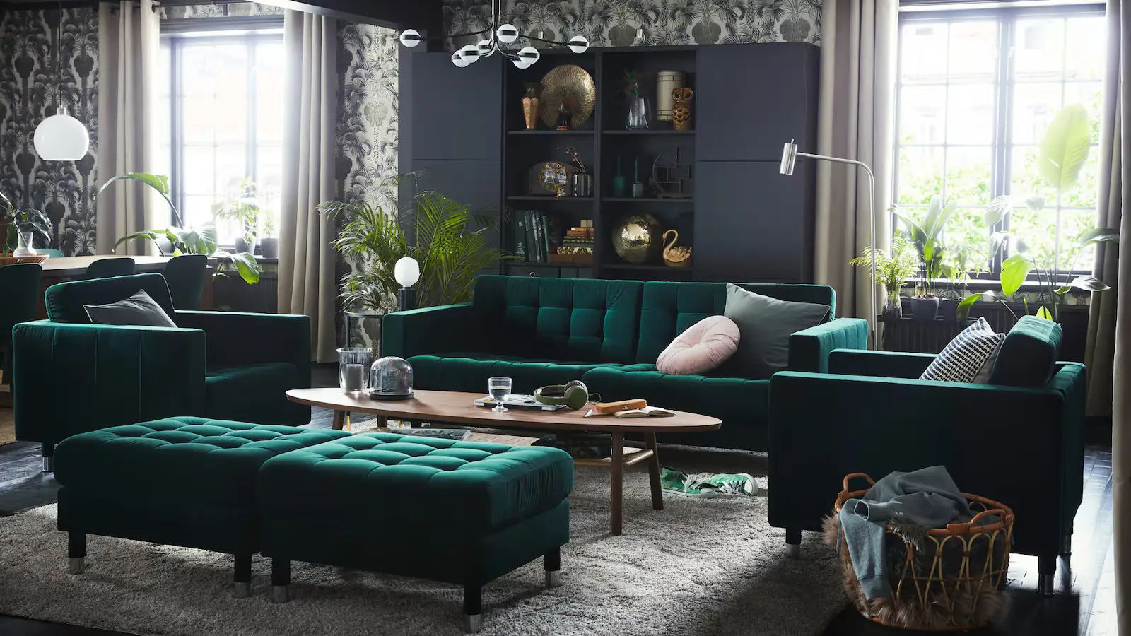 Como a finales del s. XIX, las telas, los papeles pintados y los colores vibrantes han conquistado la decoración del hogar