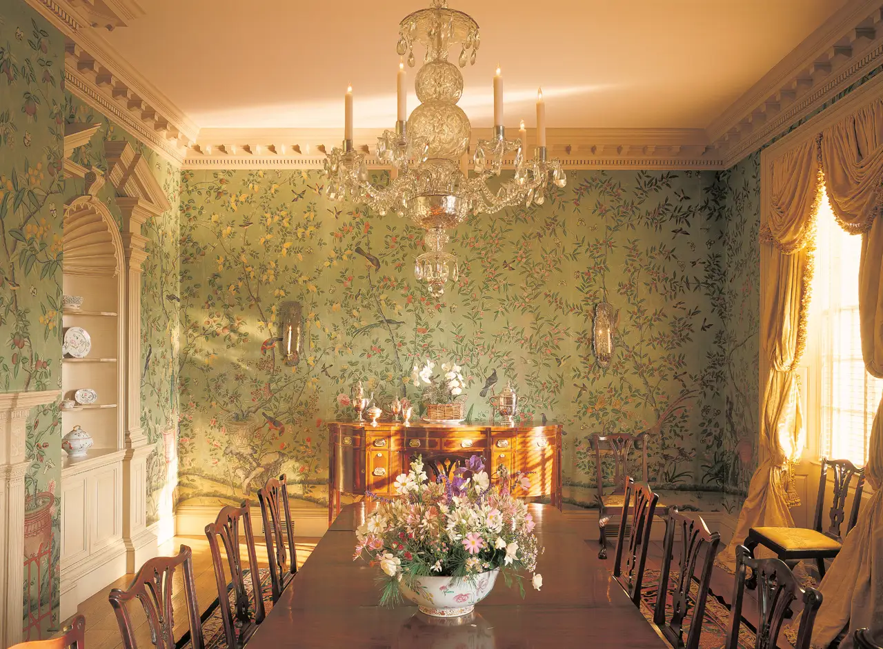 Salón con papel pintado, cortinas de damasco de seda, molduras y mobiliario vintage, que completan un ambiente inspirado en el Movimiento Estético