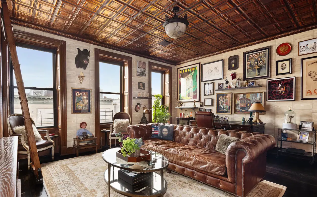 Zona de estar y biblioteca de la casa del actor Neil Patrick Harris; con cuadros, láminas y mobiliario vintage