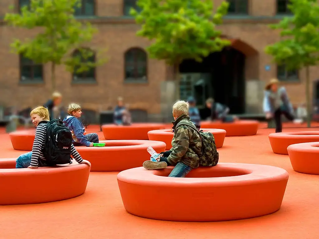 Loop Circle, banco en polietileno rotomoldeado, de Artform Urban Furniture