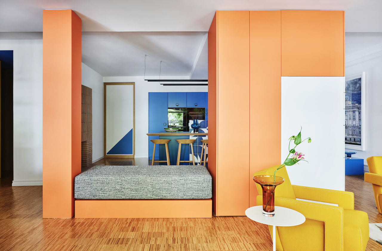 Un mueble naranja define ambientes. Interiorismo: Blanca Rosa Gutiérrez. Estilismo: Mercedes Ruiz Mateos