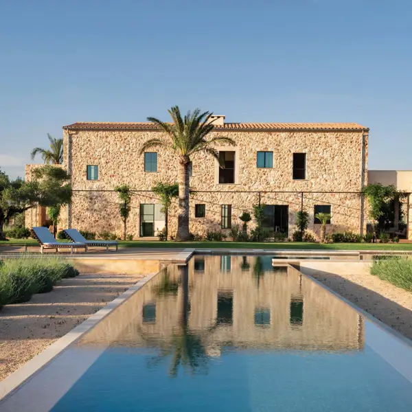 Entre patios, piedra y cañizo: así es esta casa de campo con un solo dormitorio que se camufla con el paisaje mallorquín