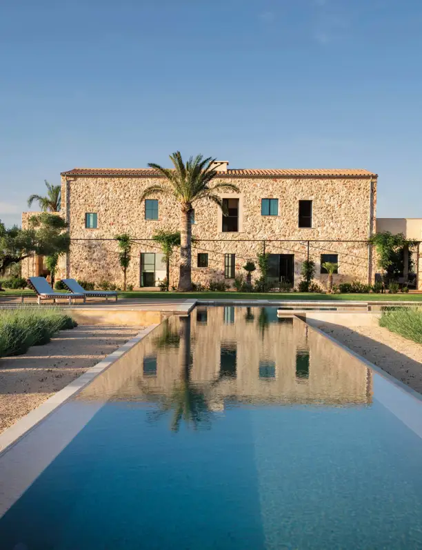 Entre patios, piedra y cañizo: así es esta casa de campo con un solo dormitorio que se camufla con el paisaje mallorquín
