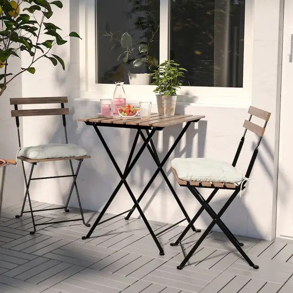 Terraza con sillas y mesa de madera