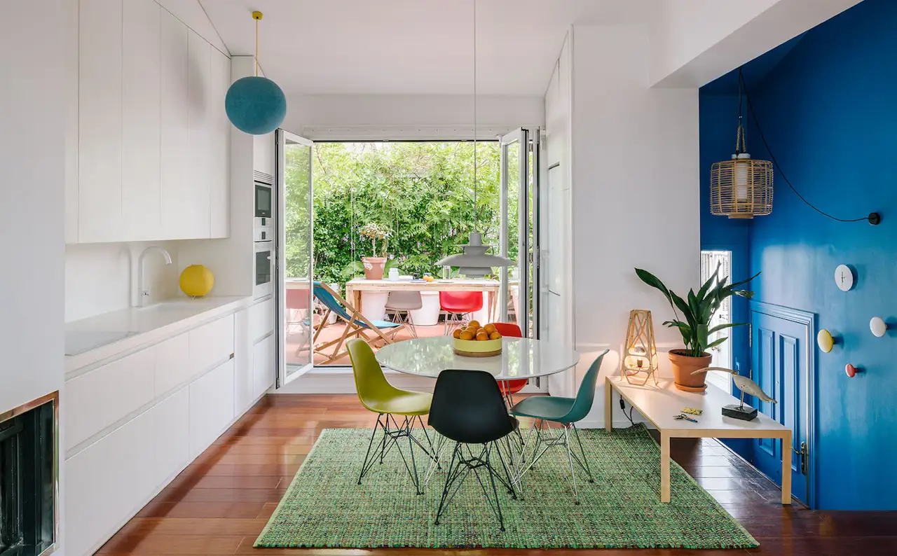 Ático de decoración colorida y muy primaveral
