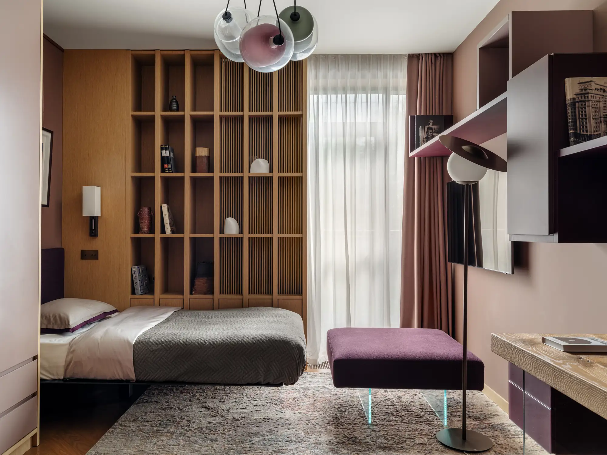 dormitorio con muebles madera