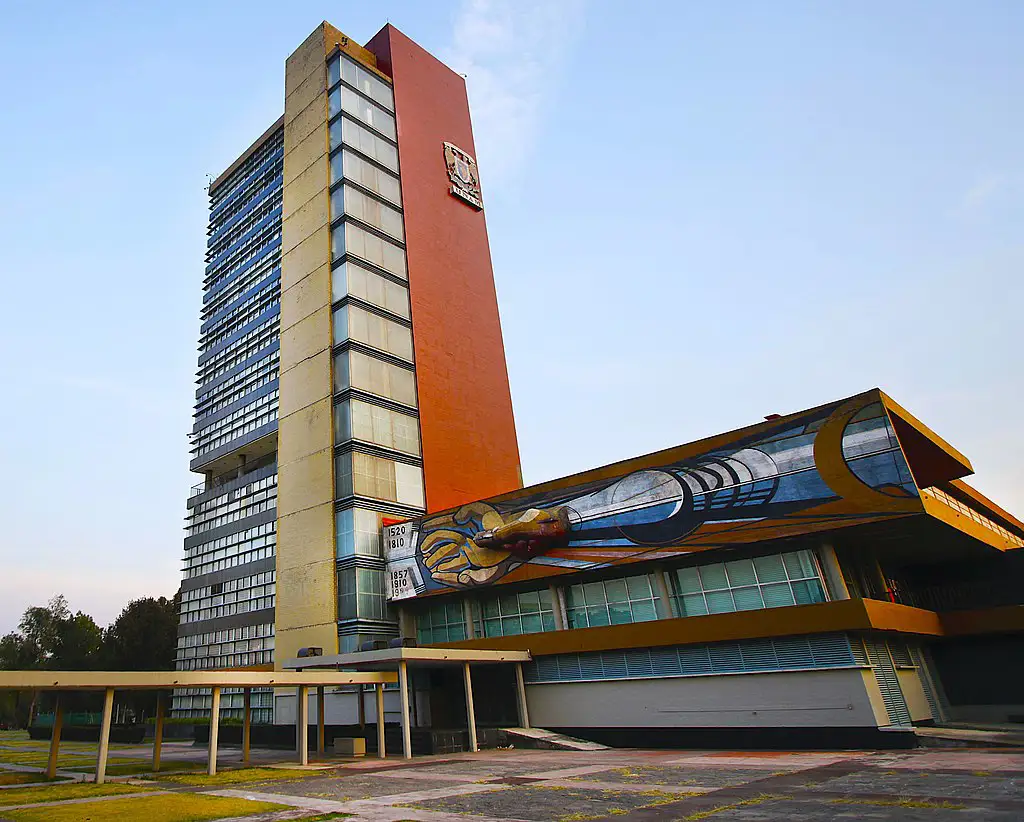 El Campus Central de la Universidad Nacional Autónoma de México es un ejemplo de la arquitectura moderna, el diseño y el arte mexicano. La torre de Rectoría, de Mario Pani y Enrique del Moral, es un buen ejemplo. El mural es de Siqueiros