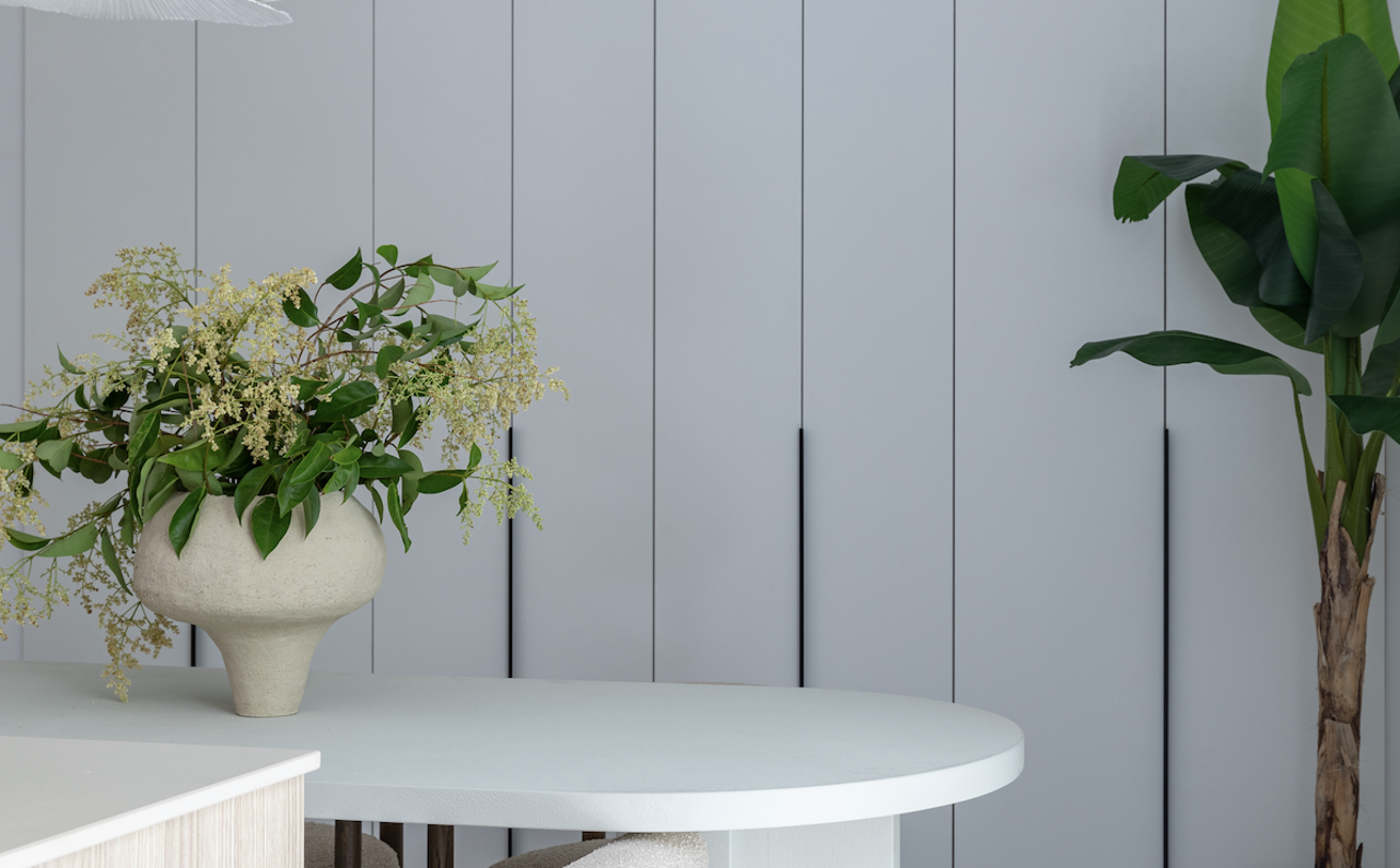 Los accesorios decorativos de cerámica, las plantas o los tiradores negros añaden el punto de detalle que completa el conjunto.