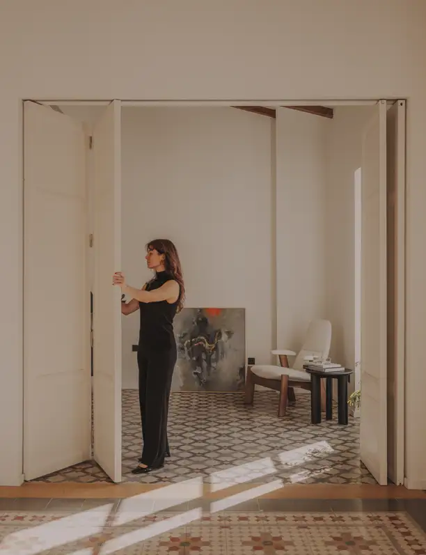 La rehabilitación de este piso en el centro de Valencia recupera (y enseña con orgullo) elementos originales como un bonito suelo de baldosa hidráulica