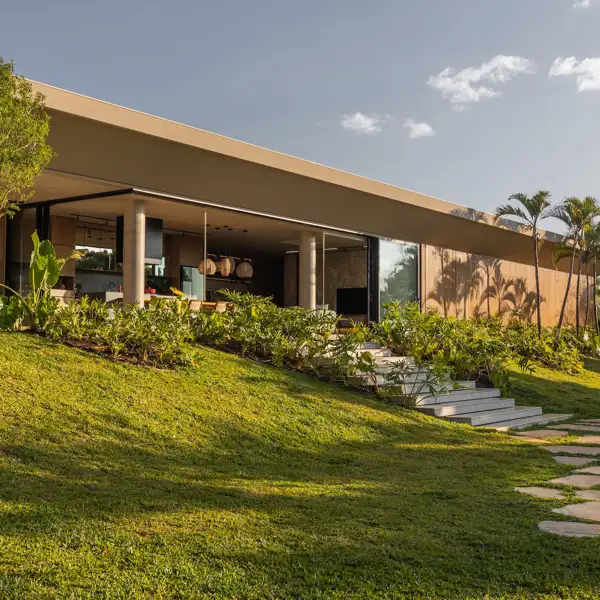 Un refugio contemporáneo en Brasil que celebra el paisaje como protagonista