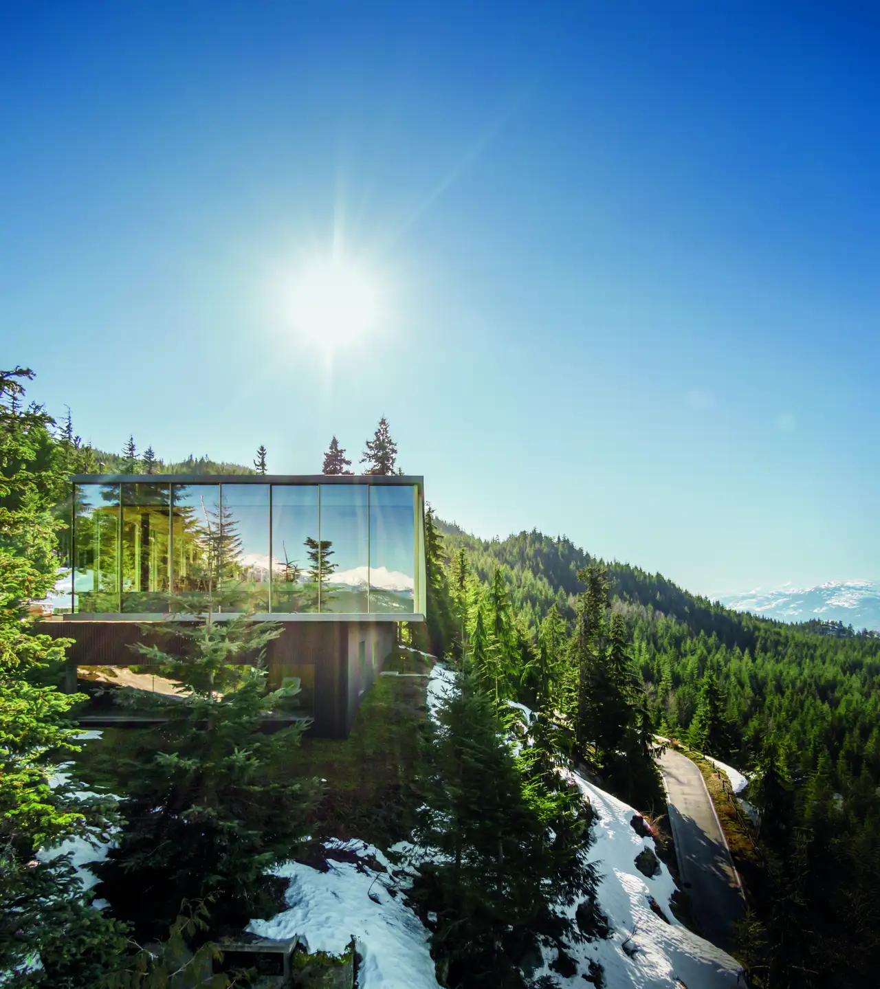 Casa en el bosque y nieve