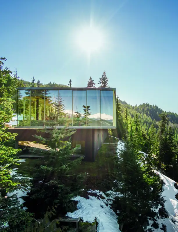 Un refugio de cristal que parece flotar en las montañas de Whistler en Canadá