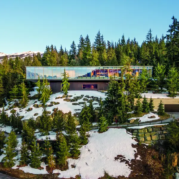 Un refugio de cristal que parece flotar en las montañas de Whistler en Canadá