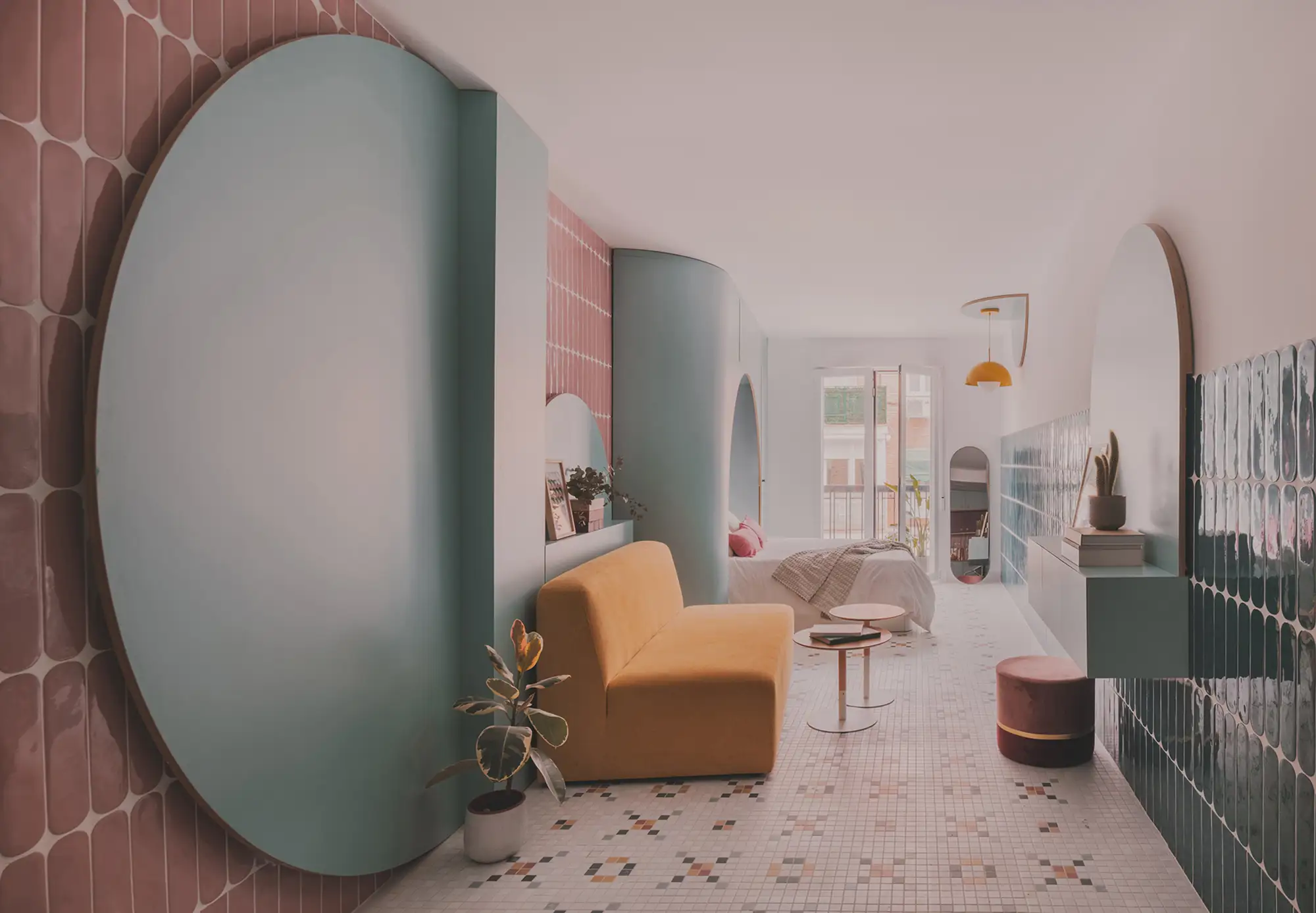 Salón y dormitorio alicatado con cerámica de colores